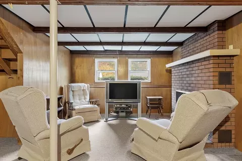 Living - 236 Ash St, Gardner, MA 01440 photo 3 of 3