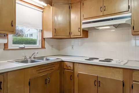 Kitchen - 236 Ash St, Gardner, MA 01440 photo 3 of 5