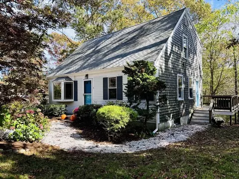 1 Vermeer Ct, Barnstable, MA 02655