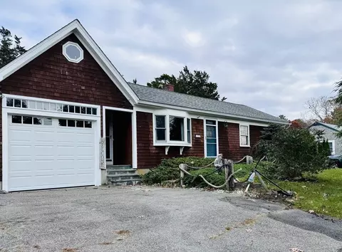 19 Summer St, Bourne, MA 02532