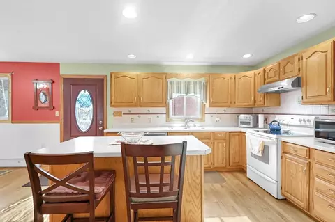 Kitchen - 8 Bumpy Ln, Methuen, MA 01844 photo 4 of 5