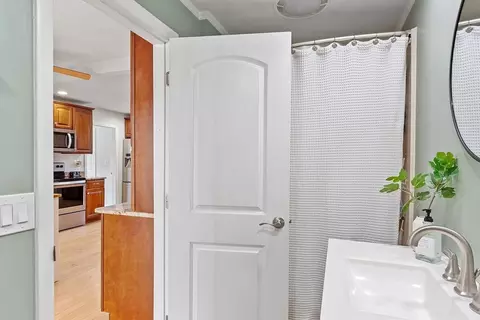 Bath - 66 Dawson Rd, Worcester, MA 01602 photo 2 of 3