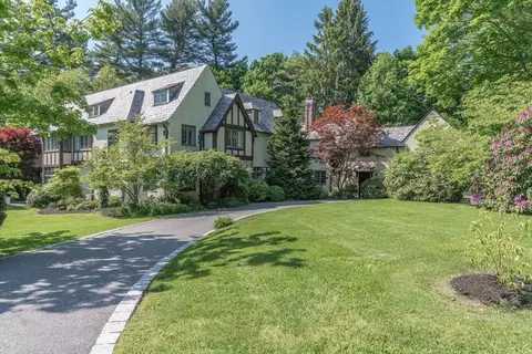 1 Fawn Cir, Bedford, MA 01730