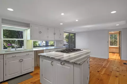 15 Circle St, Marblehead, MA 01945 photo 9