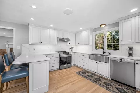 Kitchen - 17 Harold Ave, Reading, MA 01867 photo 5 of 7