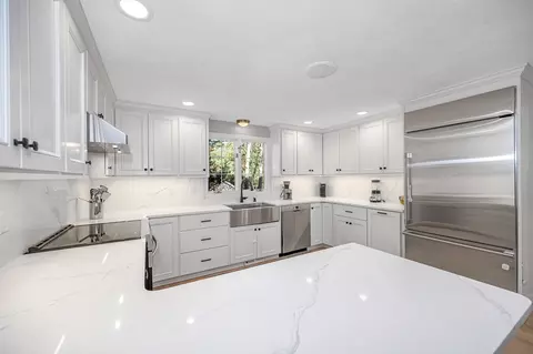 Kitchen - 17 Harold Ave, Reading, MA 01867 photo 4 of 7