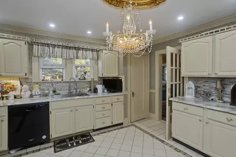 65 Olmsted Dr, Springfield, MA 01108 photo 8