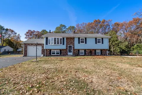 40 Shaban Dr, Chicopee, MA 01020