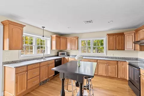 8 Hayes Rd, Hingham, MA 02043 photo 2