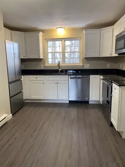 10 Maple Crest Cir #E, Holyoke, MA 01040 photo 4