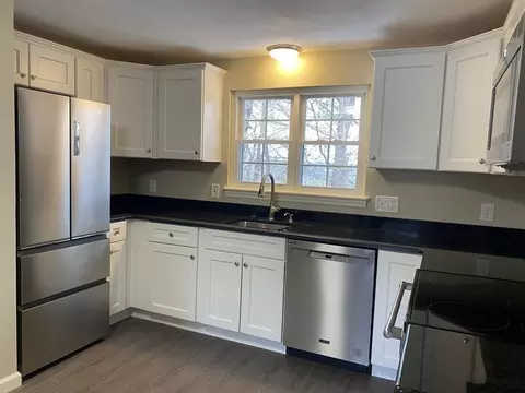 10 Maple Crest Cir #E, Holyoke, MA 01040 photo 3