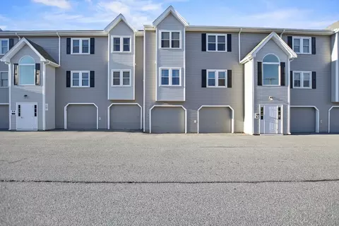 84 Tennis Plaza Rd #4, Dracut, MA 01826
