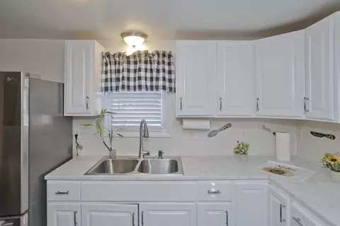 28 Spruce St, Springfield, MA 01105 photo 9