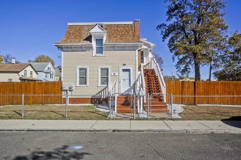28 Spruce St, Springfield, MA 01105 photo 2