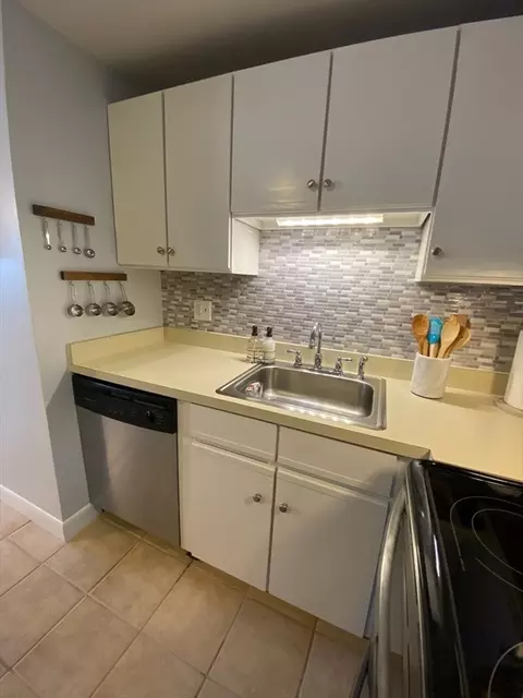 Kitchen - 35 Bayview Ter #10, Danvers, MA 01923 photo 5 of 7