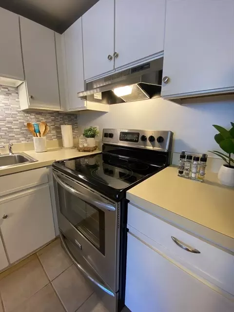Kitchen - 35 Bayview Ter #10, Danvers, MA 01923 photo 6 of 7