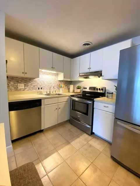 Kitchen - 35 Bayview Ter #10, Danvers, MA 01923 photo 4 of 7