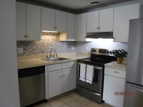 Kitchen - 35 Bayview Ter #10, Danvers, MA 01923 photo 3 of 7