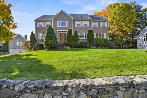38 Roseanna Park Dr, Waltham, MA 02452