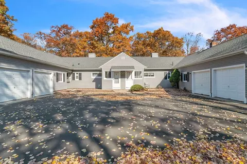 137 Horseshoe Dr #137, Chicopee, MA 01022