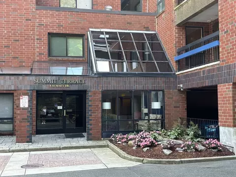 4 Summit Dr #4-602, Reading, MA 01867