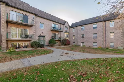 102 Oak Ln #12, Brockton, MA 02301