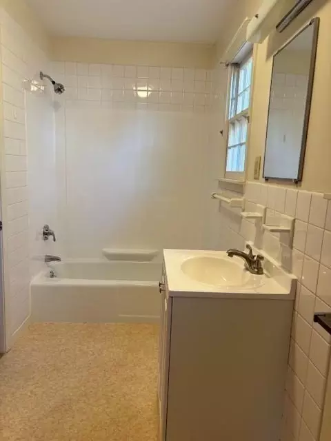 Bath - 73 Concord St, Maynard, MA 01754 photo 4 of 4