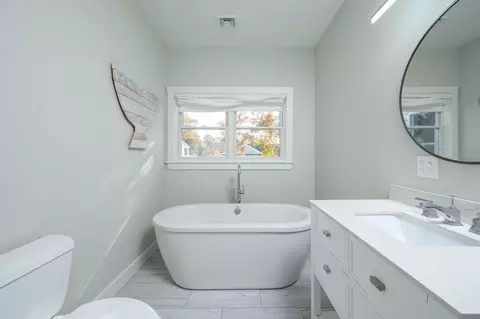 Bath - 5 Oak Hill Rd, Wareham, MA 02571 photo 3 of 4
