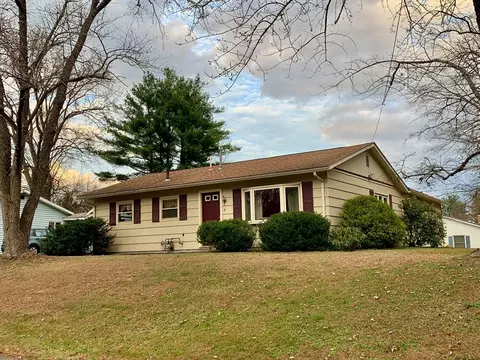 14 Locust St, Greenfield, MA 01301