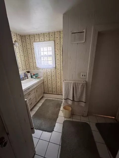 Bath - 14 Meadowbrook Rd, Dover, MA 02030 photo 1 of 2