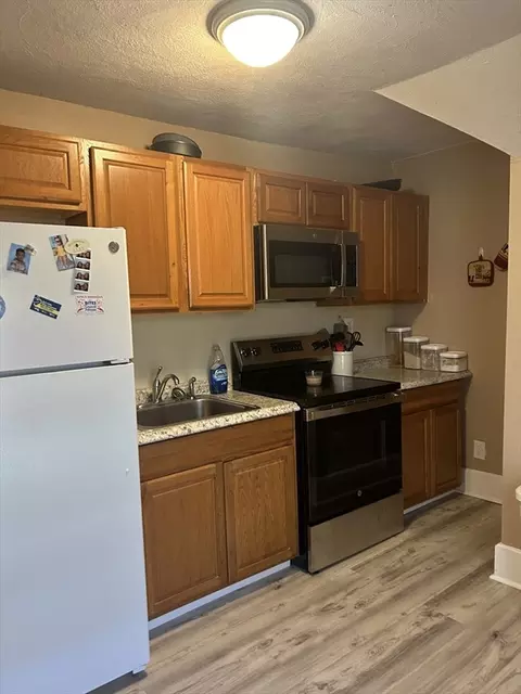 30 Clifton Ave, Springfield, MA 01105 photo 5