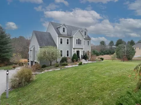 11 Bellingham St, Mendon, MA 01756