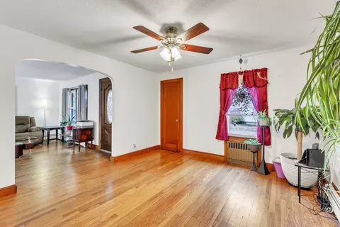 Living - 513 Springfield St, Chicopee, MA 01013 photo 3 of 4