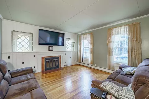 Living - 8 Wright St, Easthampton, MA 01027 photo 1 of 3