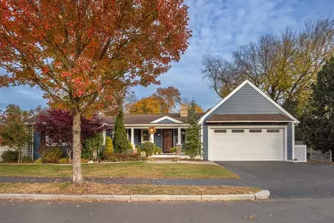 13 Flanders Ln, Wakefield, MA 01880