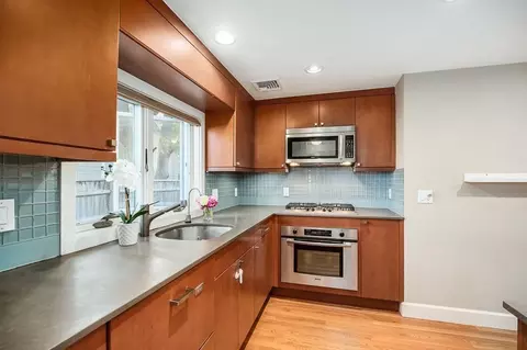 18 Hull St, Beverly, MA 01915 photo 8