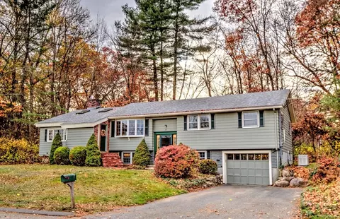 29 Robinhood Ln, Billerica, MA 01821
