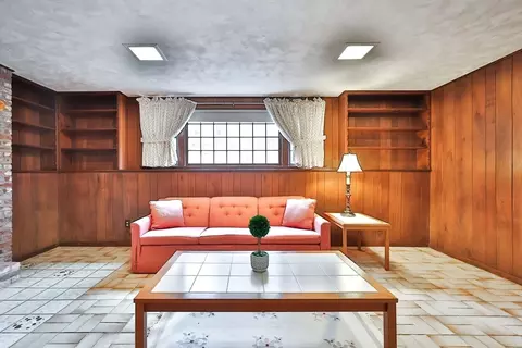 Living - 15 Appletree Ln, Walpole, MA 02081 photo 2 of 2