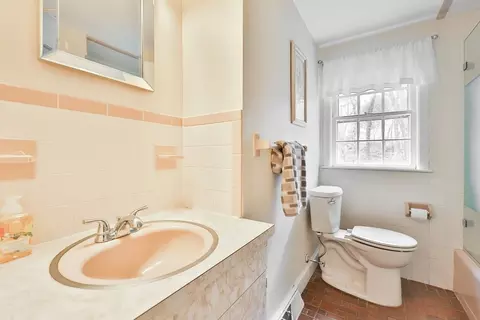 Bath - 15 Appletree Ln, Walpole, MA 02081 photo 2 of 3