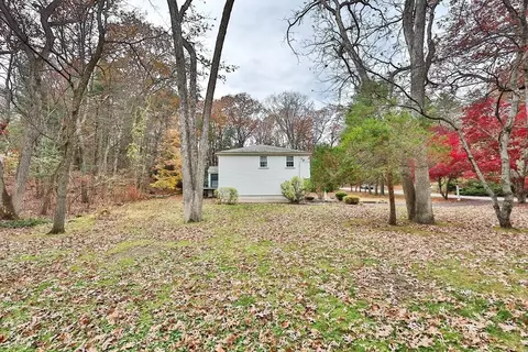 Exterior - 15 Appletree Ln, Walpole, MA 02081 photo 6 of 8