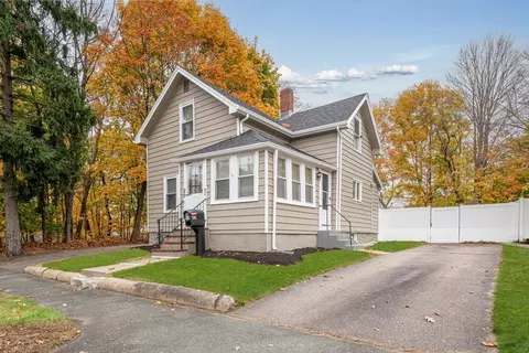 82 Thatcher St, Brockton, MA 02302
