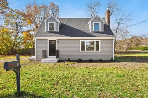 2 Lori Ln, Lakeville, MA 02347
