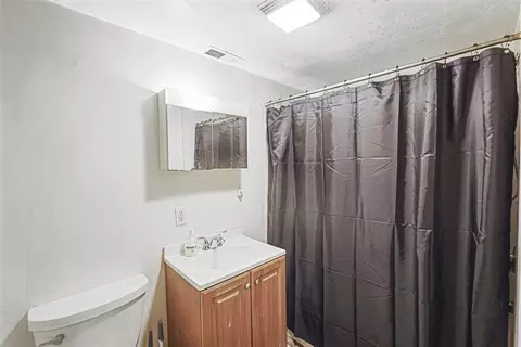 Bath - 9 Windsor St, Worcester, MA 01605 photo 2 of 3
