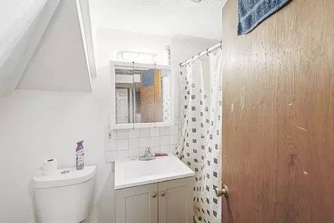Bath - 9 Windsor St, Worcester, MA 01605 photo 3 of 3