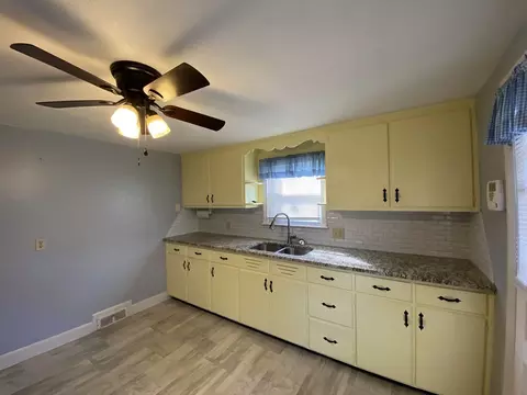 152 Carroll St, Springfield, MA 01108 photo 4