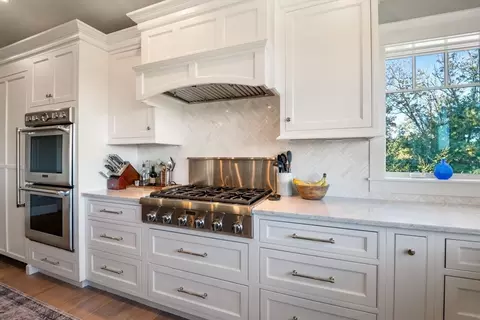 Kitchen - 43 Harborview Dr, Hingham, MA 02043 photo 4 of 5