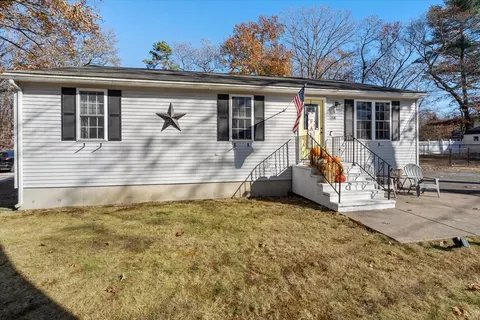 4 Wakefield Ave, Webster, MA 01570