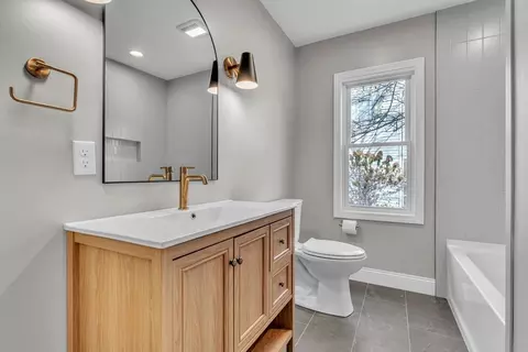 Bath - 127 Abbott St, Springfield, MA 01118 photo 1 of 5