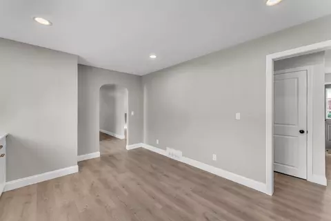 Entry Way - 127 Abbott St, Springfield, MA 01118 photo 2 of 5