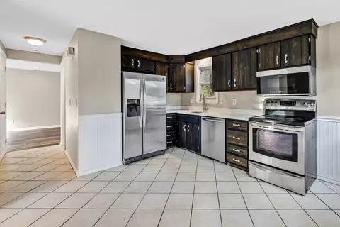 95 Bairdcrest Rd, Springfield, MA 01118 photo 2